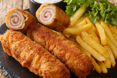 Tradicionalmente, la receta se sirve acompañada de papas fritas o ensalada fresca.