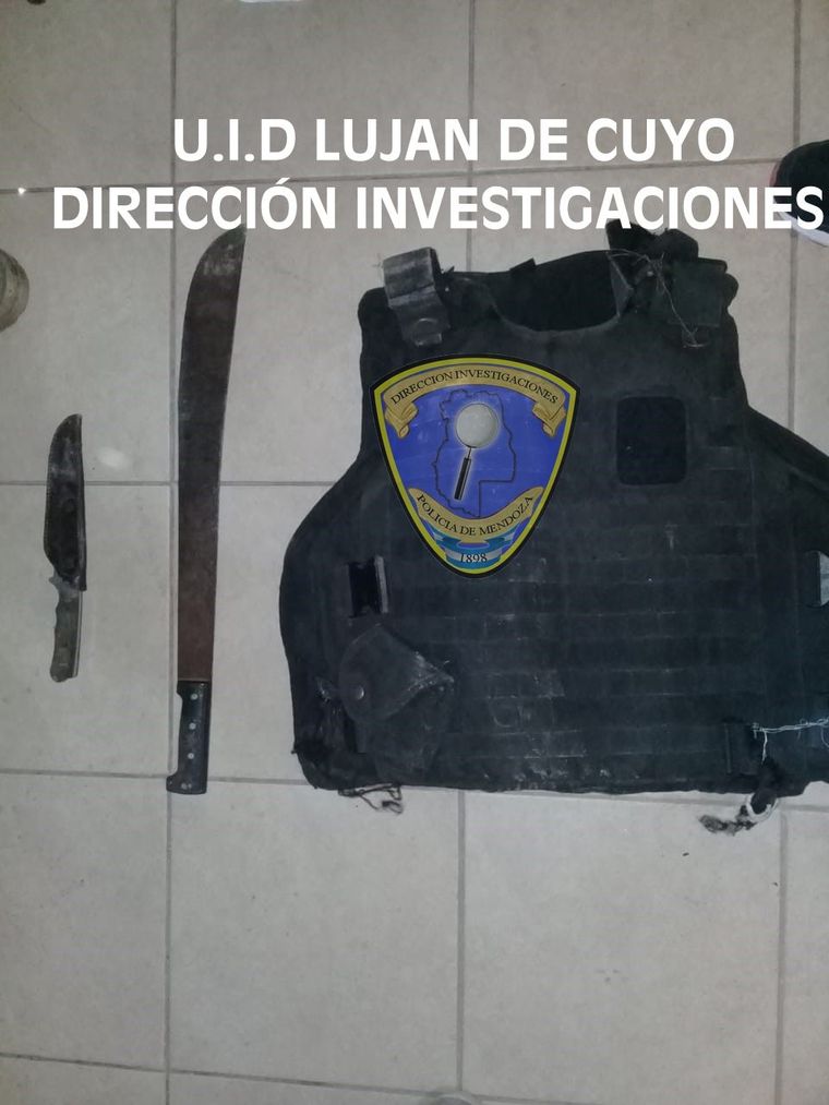 Machete En los allanamientos se encontraron armas blancas y equipamiento policial. Foto: Ministerio de Seguridad.