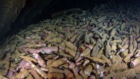 Cuando el buzo pasaba con cuidado por una de las escotillas hacia la bodega hundida, pudo ver el tesoro del naufragio que le aguardaba. Foto: BRANDI MUELLER/GETTY IMAGES