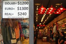 Con la competencia de monedas cada persona podrá decidir en qué moneda paga por los bienes que compra o los servicios que contrata Foto: Noticias Argentinas