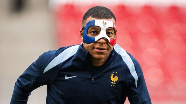 La máscara con la que deberá jugar Mbappé. Foto: @equipedefrance