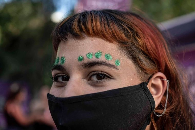 ¿Sale? Desde temprano, mujeres del todo el país tienen toda su atención concentrada en el debate del Senado. Foto: Romina Abel -@romiabelph
