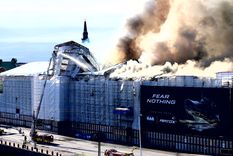 El edificio de la antigua bolsa de Copenhague, del siglo XVII, envuelto en llamas y humo. Foto: Efe.