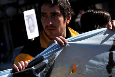 MDZol | El hermano de Paula Toledo, marchó acompañado por otros familiares y casi cien personas que se sumaron al pedido de justicia. Foto: Agustín Mauricio/Mediamza.com