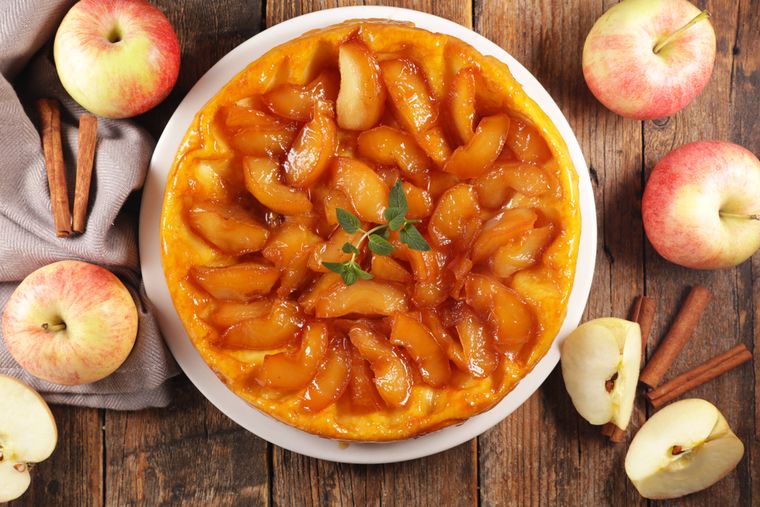 Receta para lucirte tarta Tatin fácil: manzanas caramelizadas y masa dorada.