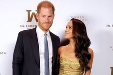 El príncipe Harry y su esposa al ingresar a la ceremonia donde la exactriz fue galardonada. Foto: Getty Images