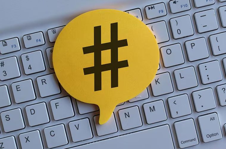 En teclados en español, el hashtag se ubica sobre el 3; su presencia varía según la distribución instalada