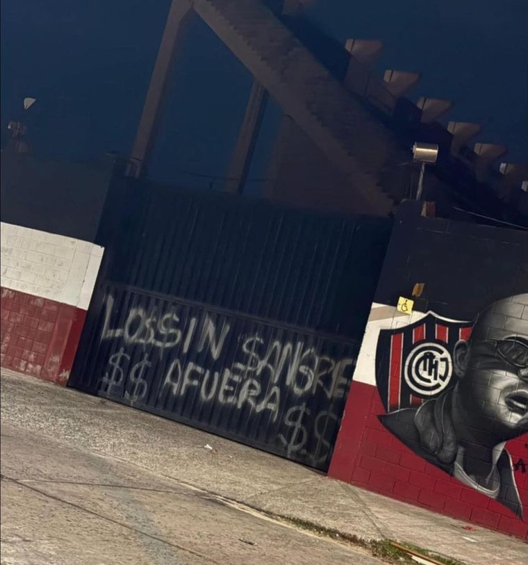 Otra de las pintadas que aparecieron después de la caída con Central Norte de Salta. Otra de las pintadas que aparecieron después de la caída con Central Norte de Salta.