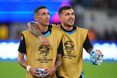 Di María y Paredes, amigos y campeones del mundo y bicampeones de América, se cruzan este domingo en el Gigante. ¿Habrá patadita incluida? Foto: Archivo