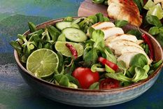 Esta ensalada de pollo es una opción saludable para tu cena. Foto: Shutterstock