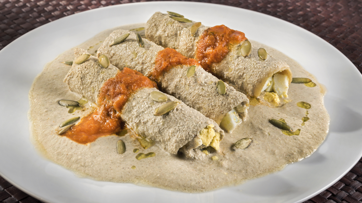 Receta de papadzules yucatecos: tortillas rellenas con huevo y salsa de pepita