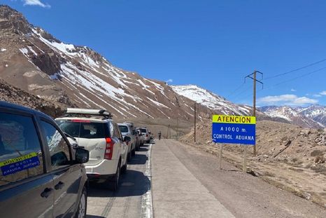Evalúan cerrar el paso a Chile por malas condiciones en alta montaña. Evalúan cerrar el paso a Chile por malas condiciones en alta montaña.