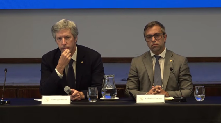 El presidente del Banco Central, Santiago Bausili, y uno de sus directores, Federico Furiase, anunciaron cambios en el régimen de flotación esta semana. El presidente del Banco Central, Santiago Bausili, y uno de sus directores, Federico Furiase, anunciaron cambios en el régimen de flotación esta semana.