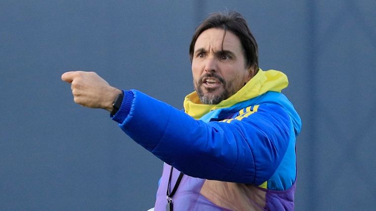 Diego Martínez se vio obligado a planificar nuevamente el equipo tras el papelón del club con los refuerzos. Foto: @BocaJrsOficial