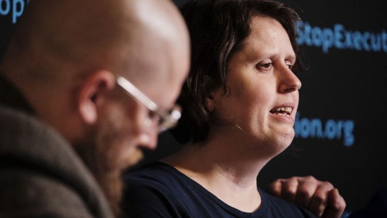 La esposa del condenado, Deanna Smith, y el reverendo Jeff Hood presenciaron la ejecución. Foto: EPA