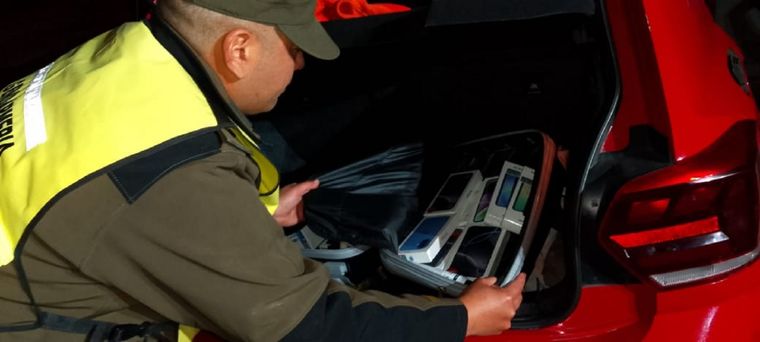 Agentes de Gendarmería incautaron teléfonos celulares en procedimientos realizados en Mendoza y Córdoba Foto: Gendarmería Nacional