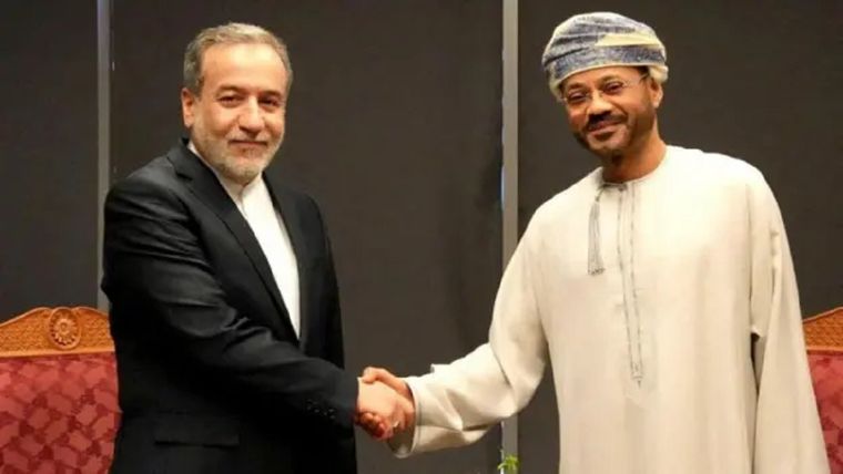 El ministro de Asuntos Exteriores de Irán, Abbas Araghchi, y el ministro de Asuntos Exteriores de Omán, Sayyid Badr Albusaidi, en Mascate, capital de Omán. Foto: BBC