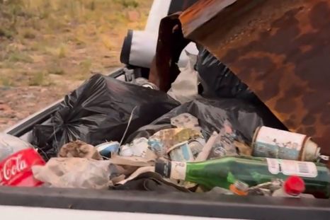 Voluntarios limpiaron el cerro de La Cruz en La Puntilla y sacaron gran cantidad de residuos, pero al poco tiempo el sitio volvió a ensuciarse. Voluntarios limpiaron el cerro de La Cruz en La Puntilla y sacaron gran cantidad de residuos, pero al poco tiempo el sitio volvió a ensuciarse.