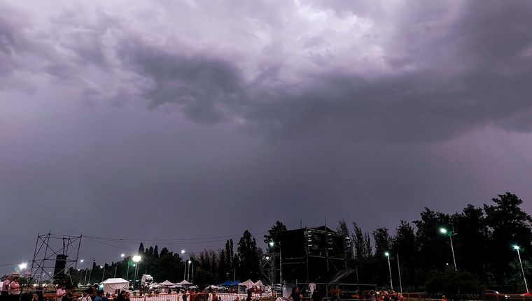 El SMN emitió avisos por viento Zonda, lluvias y tormentas en gran parte del país. Foto: Santiago Tagua/MDZ