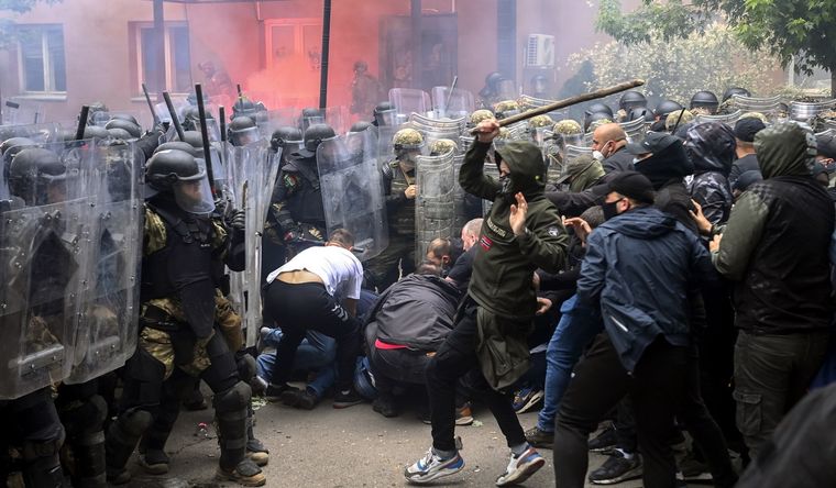 Kosovo OTAN manifestantes En Kosovo, las fuerzas de la OTAN luchan con manifestantes. Foto: Efe.