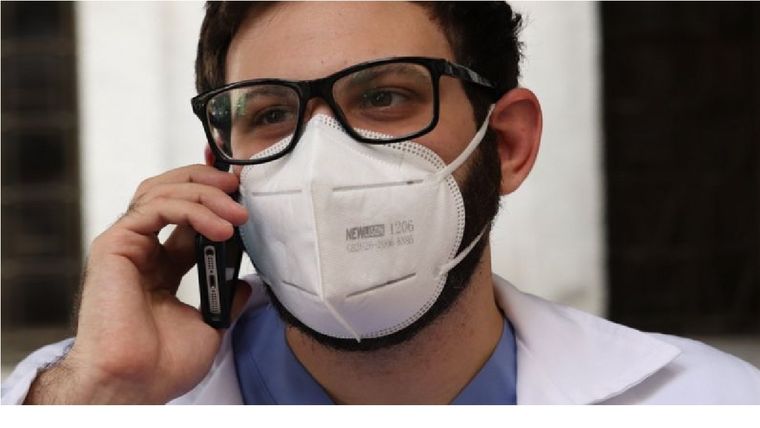 El doctor Ronald Nabki aprovecha los descansos en su turno para atender las llamadas que atiende como voluntario. Foto: NICOLE KOLSTER