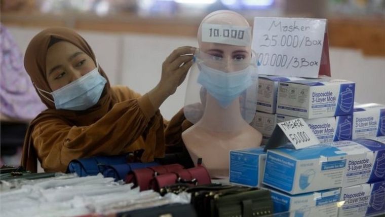 Los trabajadores más jóvenes, como vendedora de Yakarta, son vistos como la población clave para combatir el virus.