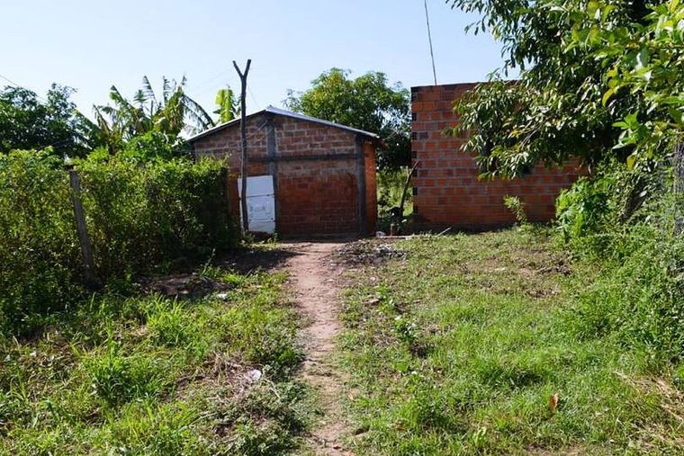 El hombre fue hallado por su hermano, quien lo encontró con la mitad del cuerpo desnudo