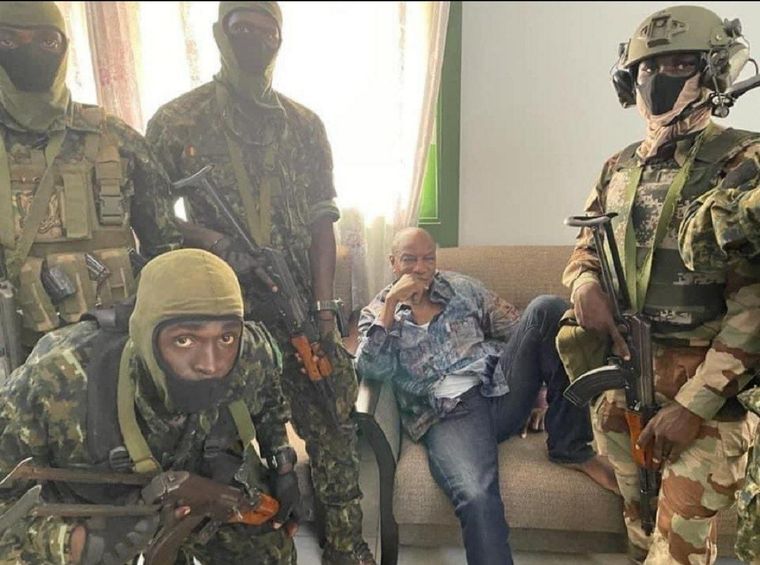 El presidente de Guinea, Alpha Conde, continúa atricherado en el Palacio Presidencial con un resguardo de militares fieles Foto: Twitter