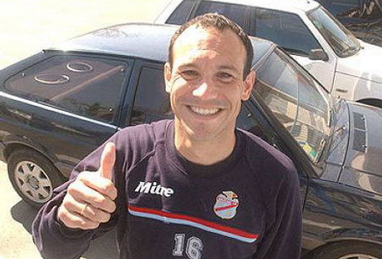 El delantero de Arsenal podría venir a Mendoza a jugar en Independiente. Foto: web