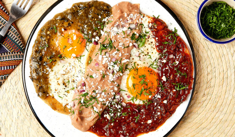 La receta de huevos divorciados es tan vers&aacute;til que en algunos lugares se sirve con frijoles, totopos o chilaquiles a un lado, demostrando que es una receta adaptable a cualquier desayuno.