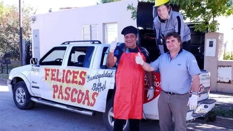 Valenzuela y sus colaboradores posan en el Chancho-móvil antes de entregar el cerdo asado