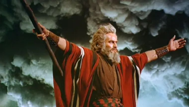 Charlton Heston como Moisés en la epopeya bíblica Los diez mandamientos. Foto: BBC