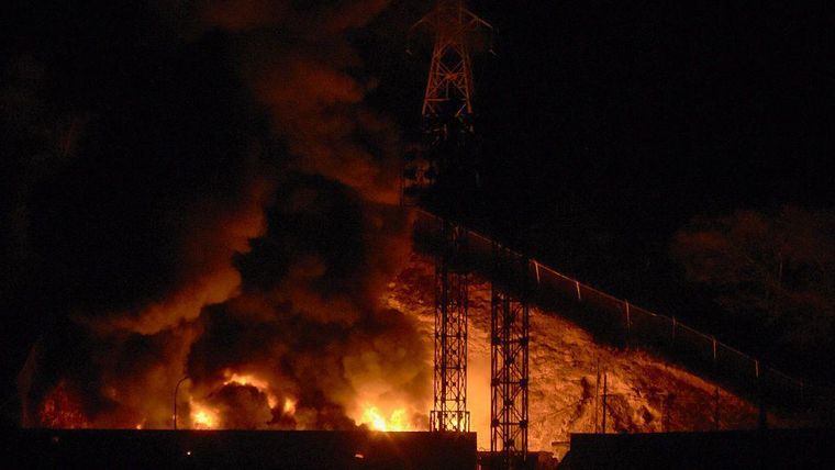 Imagen del incendio en Fuerte Tiuna, el mayor complejo militar de Venezuela, tras una serie de explosiones en Caracas el 3 de enero de 2026.