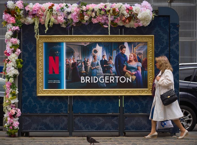 El gigante del streaming, Netflix, expande su imperio con productos físicos de lujo como perfumes y joyas para sus seguidores.