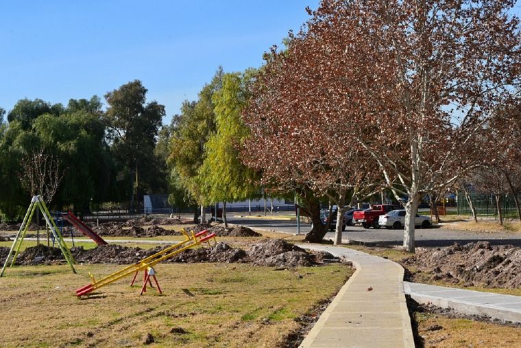 La obra incluye ciclovía, zonas de descanso, juegos infantiles, iluminación LED y un diseño paisajístico sustentable.