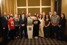 El presidente Javier Milei en un encuentro con familiares de secuestrados por Hamás durante el ataque terrorista del 7 de octubre de 2023.