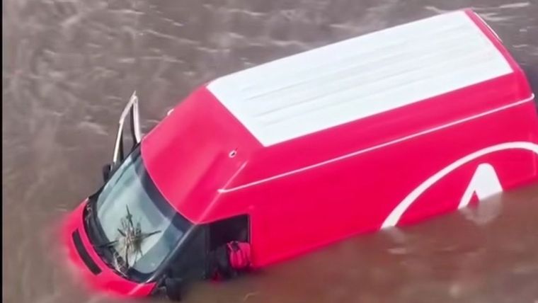 La camioneta de Andreani en la que viajaba Rubén Zalazar, hallada tras el temporal en Bahía Blanca. Foto: Prefectura Naval Argentina