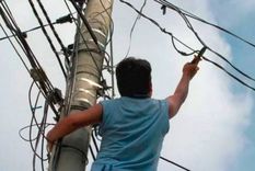 El ofrecimiento de conexiones clandestinas de electricidad está a la orden del día para las empresas distribuidoras de energía