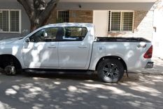 Así quedó la camioneta de los turistas que sufrieron el robo de ruedas en la Quinta Sección.&nbsp;