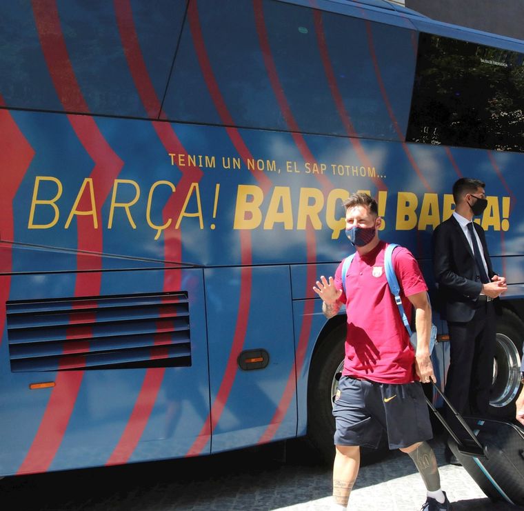 Leo Messi saluda a los fans que se acercaron a verlo. Foto: EFE