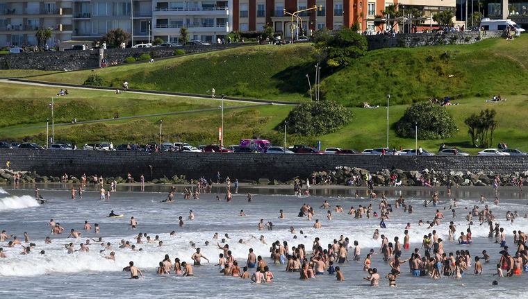 Los argentinos empiezan a copar los balnearios de Mar del Plata Foto: NA