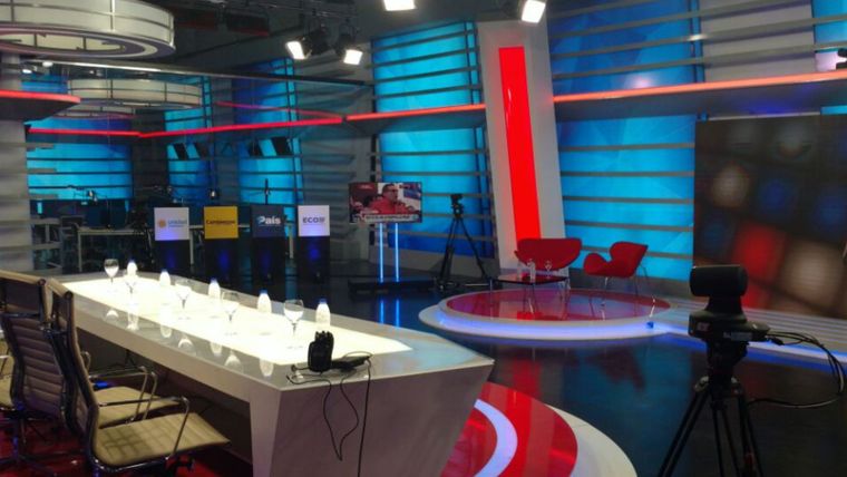 Los conductores fueron sorprendidos en pleno estudio. Foto: Twitter/ @CronicaTV.&nbsp;