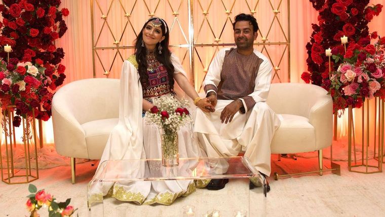 Sammi y Safi intercambiaron votos matrimoniales en una boda que celebró sus respectivas culturas y religiones.