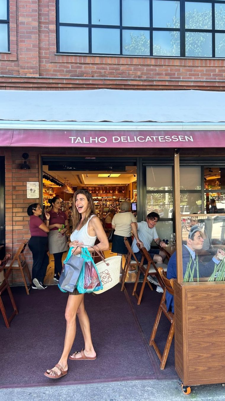 El bolso de 950 euros que Juliana Awada usó para ir a un restaurante en Brasil. El bolso de 950 euros que Juliana Awada usó para ir a un restaurante en Brasil.