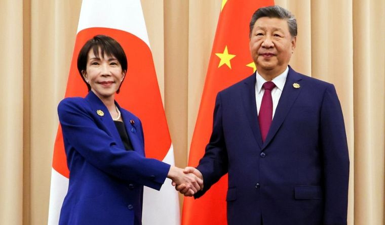 Sanae Takaichi, de Japón, y Xi Jinping, de China. La tensión entre China y Japón por Taiwán ya provocó casi medio millón de cancelaciones de vuelos y la suspensión de viajes turísticos.