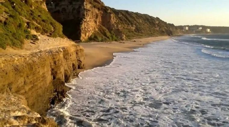 Esta playa es la única considerada oficialmente nudista Foto: Conociendo Chile