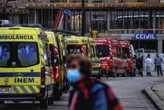 Fila de ambulancias en el hospital Santa María de Lisboa. Foto: AFP