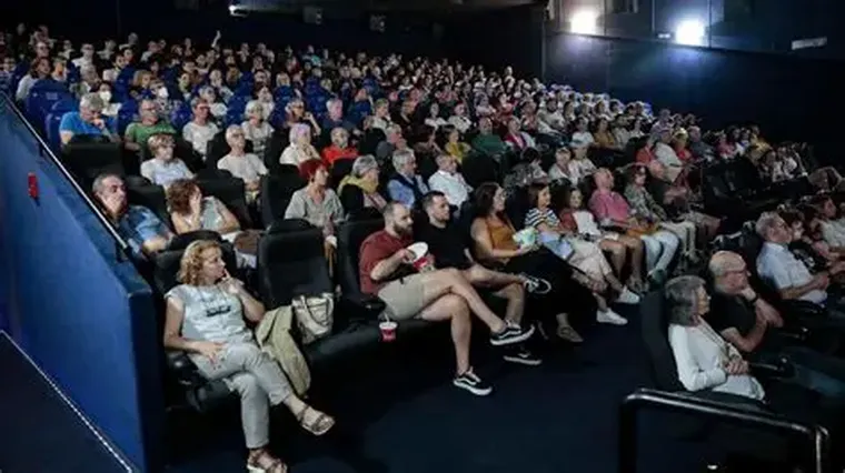 Consumimos contenidos mientras hacemos otras cosas. Consumimos contenidos mientras hacemos otras cosas.