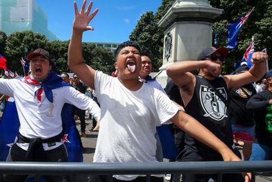 MDZol | Foto: GETTY IMAGES. Los manifestantes realizan un haka durante una protesta de la Coalición por la Libertad y los Derechos en el Parlamento el 9 de noviembre de 2021 en Wellington, Nueva Zelanda.