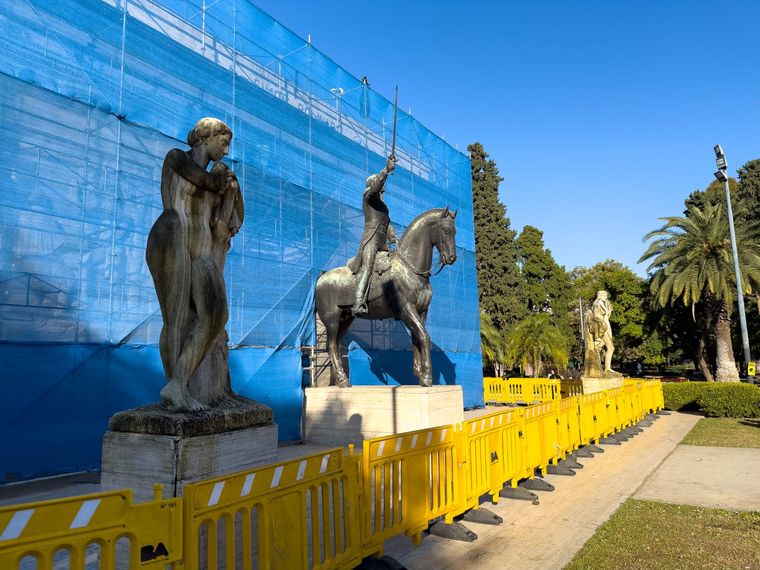 El monumento a Simón Bolívar del Parque Rivadavia se encuentra en el barrio porteño de Caballito.